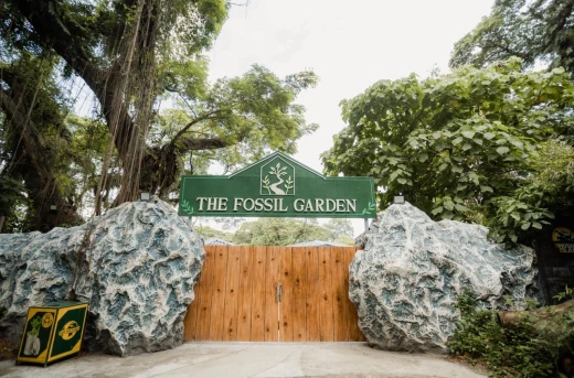 28%Off: P899 instead of P1250 for Entrance to Clarkland Dinosaur Island, Insectlandia, Wonders of the World, Jurassic Jungle Safari, 7D Superscreen, Picnic Grounds