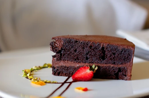 26%Off Satisfy Your Sweet Cravings with Flavors Signature Cakes at Holiday Inn P1600 instead of P2150