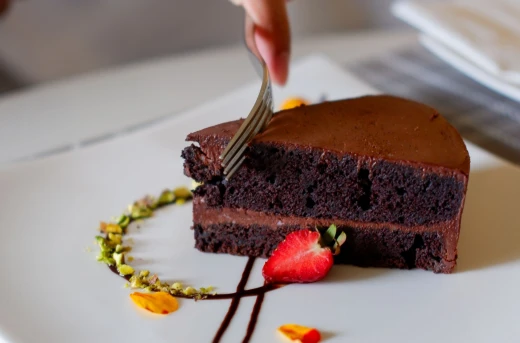 26%Off Satisfy Your Sweet Cravings with Flavors Signature Cakes at Holiday Inn P1600 instead of P2150