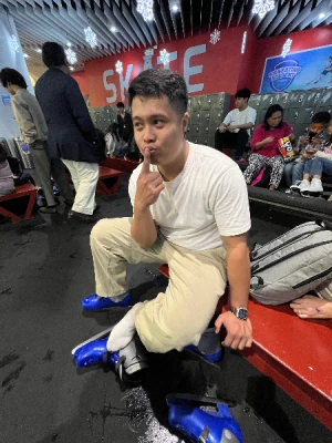 21% Off Ice Skating at SM MOA, Megamall, Cebu: Enjoy a 2-Hours Ice Skating Pass starting at P278 instead of P350