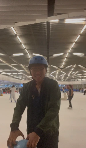 21% Off Ice Skating at SM MOA, Megamall: Enjoy a 2-Hours Ice Skating Pass including Shoes & Helmet