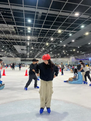 21% Off Ice Skating at SM MOA, Megamall: Enjoy a 2-Hours Ice Skating Pass including Shoes & Helmet