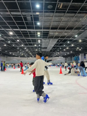 21% Off Ice Skating at SM MOA, Megamall: Enjoy a 2-Hours Ice Skating Pass including Shoes & Helmet