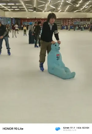 21% Off Ice Skating at SM MOA, Megamall: Enjoy a 2-Hours Ice Skating Pass including Shoes & Helmet