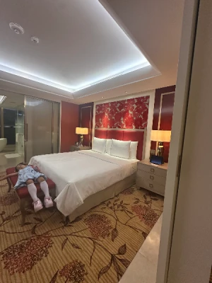 Okada Manila Tour and Dine Experience - Discover an enchanting Guided Walking Tour through Okada Manila & Feast on a Luxurious Meal