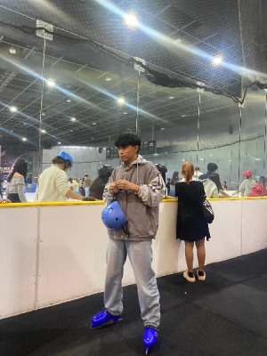 21% Off Ice Skating at SM MOA, Megamall: Enjoy a 2-Hours Ice Skating Pass including Shoes & Helmet