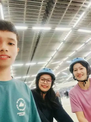 21% Off Ice Skating at SM MOA, Megamall: Enjoy a 2-Hours Ice Skating Pass including Shoes & Helmet