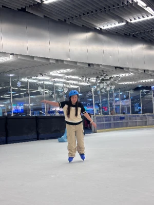 21% Off Ice Skating at SM MOA, Megamall: Enjoy a 2-Hours Ice Skating Pass including Shoes & Helmet