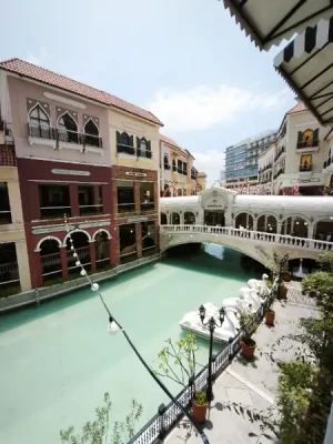 44%Off Wetpark Adventure Lagoon at Venice Grand Kanal Mall in McKinley Hill for 1 Child and 1 Adult