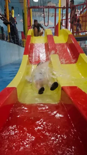 44%Off Wetpark Adventure Lagoon at Venice Grand Kanal Mall in McKinley Hill for 1 Child and 1 Adult