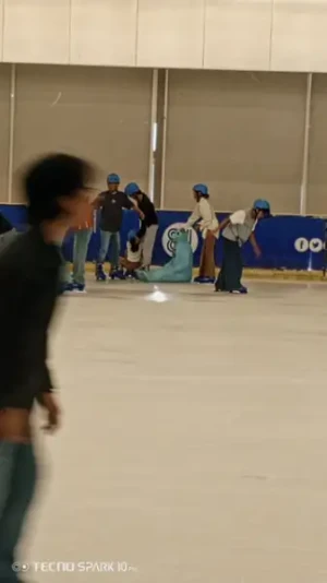21% Off Ice Skating at SM MOA, Megamall: Enjoy a 2-Hours Ice Skating Pass including Shoes & Helmet