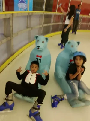 21% Off Ice Skating at SM MOA, Megamall: Enjoy a 2-Hours Ice Skating Pass including Shoes & Helmet