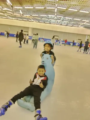 21% Off Ice Skating at SM MOA, Megamall: Enjoy a 2-Hours Ice Skating Pass including Shoes & Helmet