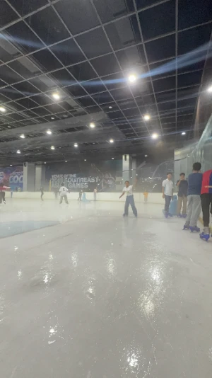 21% Off Ice Skating at SM MOA, Megamall: Enjoy a 2-Hours Ice Skating Pass including Shoes & Helmet