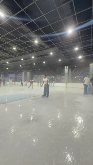 21% Off Ice Skating at SM MOA, Megamall: Enjoy a 2-Hours Ice Skating Pass including Shoes & Helmet