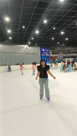 21% Off Ice Skating at SM MOA, Megamall: Enjoy a 2-Hours Ice Skating Pass including Shoes & Helmet