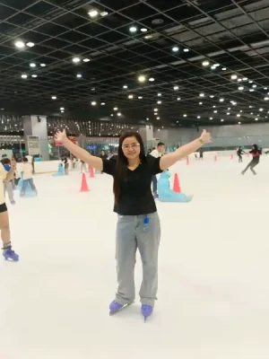 21% Off Ice Skating at SM MOA, Megamall: Enjoy a 2-Hours Ice Skating Pass including Shoes & Helmet