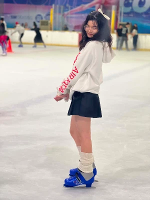 21% Off Ice Skating at SM MOA, Megamall: Enjoy a 2-Hours Ice Skating Pass including Shoes & Helmet