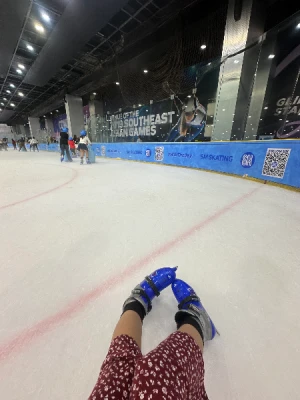 21% Off Ice Skating at SM MOA, Megamall: Enjoy a 2-Hours Ice Skating Pass including Shoes & Helmet