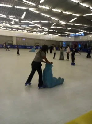 21% Off Ice Skating at SM MOA, Megamall: Enjoy a 2-Hours Ice Skating Pass including Shoes & Helmet