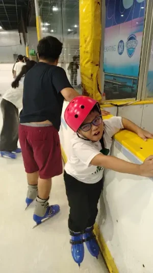 21% Off Ice Skating at SM MOA, Megamall: Enjoy a 2-Hours Ice Skating Pass including Shoes & Helmet