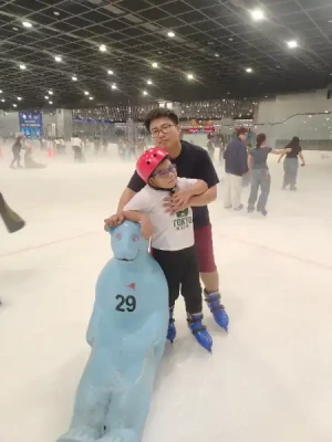 21% Off Ice Skating at SM MOA, Megamall: Enjoy a 2-Hours Ice Skating Pass including Shoes & Helmet