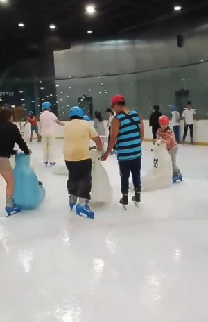 21% Off Ice Skating at SM MOA, Megamall, Cebu: Enjoy a 2-Hours Ice Skating Pass starting at P278 instead of P350