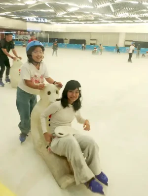 21% Off Ice Skating at SM MOA, Megamall: Enjoy a 2-Hours Ice Skating Pass including Shoes & Helmet