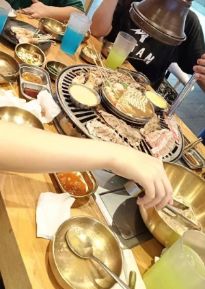 55%Off Mr. Korea: Unlimited Samgyupsal Grill, Serve Ups Endless Meats, Sides, Hotpot, Drinks and more at Two E-com MOA, Ayala North Exchange Makati for P399 instead of P899