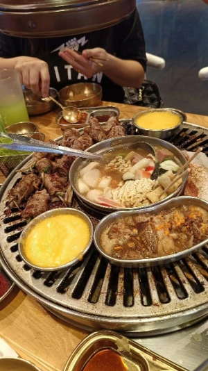 55%Off Mr. Korea: Unlimited Samgyupsal Grill, Serve Ups Endless Meats, Sides, Hotpot, Drinks and more at Two E-com MOA, Ayala North Exchange Makati for P399 instead of P899