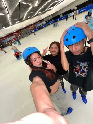 21% Off Ice Skating at SM MOA, Megamall, Cebu: Enjoy a 2-Hours Ice Skating Pass starting at P278 instead of P350