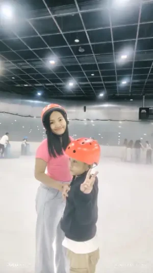 21% Off Ice Skating at SM MOA, Megamall: Enjoy a 2-Hours Ice Skating Pass including Shoes & Helmet