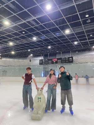 21% Off Ice Skating at SM MOA, Megamall: Enjoy a 2-Hours Ice Skating Pass including Shoes & Helmet