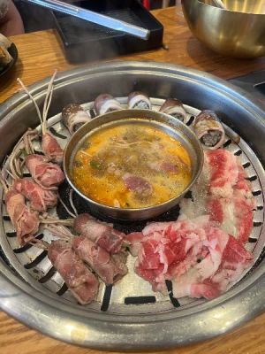 55%Off Mr. Korea: Unlimited Samgyupsal Grill, Serve Ups Endless Meats, Sides, Hotpot, Drinks and more at Two E-com MOA, Ayala North Exchange Makati for P399 instead of P899