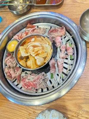 55%Off Mr. Korea: Unlimited Samgyupsal Grill, Serve Ups Endless Meats, Sides, Hotpot, Drinks and more at Two E-com MOA, Ayala North Exchange Makati for P399 instead of P899