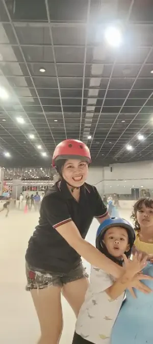 21% Off Ice Skating at SM MOA, Megamall: Enjoy a 2-Hours Ice Skating Pass including Shoes & Helmet